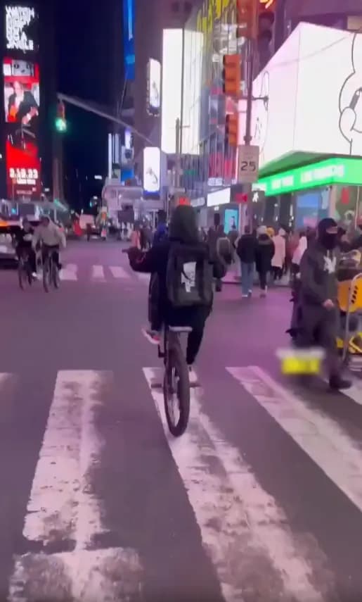 【動画】黒人の間で流行してる通称「通行人ギリギリ避けチャレンジ」、ヤバすぎる……