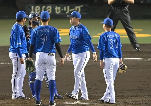 DeNA山崎康晃さん、0勝3敗防御率4.09なのになぜか延長同点の場面で使われサヨナラの戦犯に