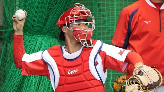 カープ二俣、捕手再挑戦へ「腹くくった」新井監督からの打診で決断。最強のバイプレーヤーを目指す