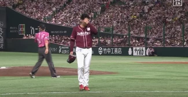 楽天・内が危険球退場　嶺井の頭部に直撃