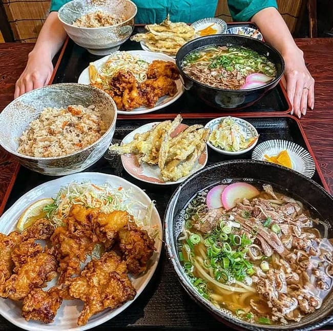 【画像】うどんの発祥地である福岡のうどんセット、レベチｗｗｗｗｗｗｗｗｗｗｗｗ