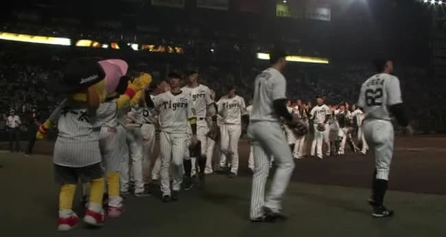 阪神、接戦を制して３連勝＆貯金１０！佐藤輝明が先制二塁打、才木浩人が巨人戦６連勝で今季６勝目