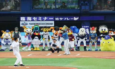 【オールスター】佐々木主浩氏と谷繁元信氏の始球式でサプライズ打者の新庄監督「急に頼まれた」