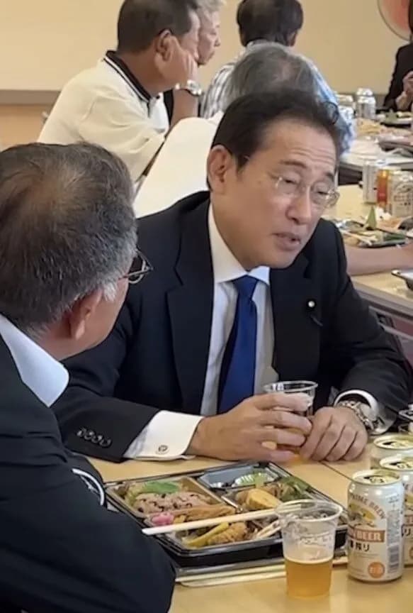 【動画】岸田文雄、まっ昼間からヤケ酒ｗｗｗｗｗ
