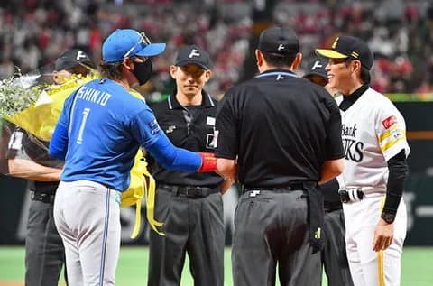 【日本ハム】新庄監督、メンバー票交換で粋な花束サプライズ　小久保監督も満面の笑み