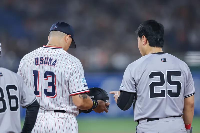 巨人・岡本　頭部死球を受けヤクルト・奥川をにらみつける　神宮騒然　奥川は危険球退場