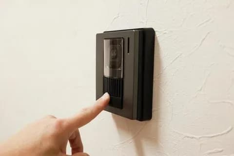 【悲報】夜にピンポンダッシュした少年、死亡してしまう