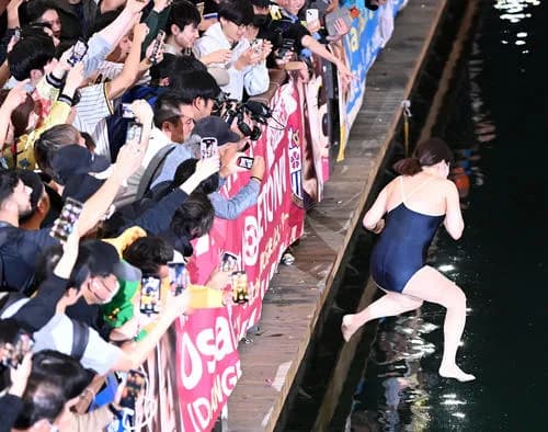 道頓堀ダイブ止まらず混乱、響く「河童」コール　1時間で19人飛び込み、浮き輪で救助も