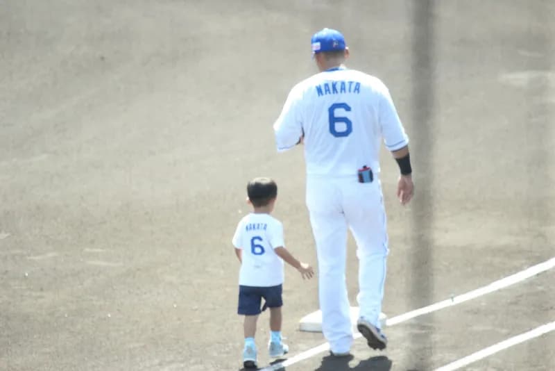 元巨人・中日の中田翔 引退セレモニー　坂本や秋広などからも膨大な数の花