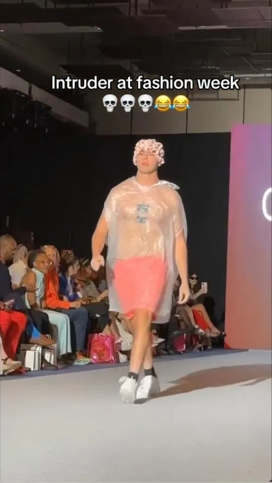 【悲報】世界的ファッションショーに偽物のモデルが乱入 ランウェイを歩くも偽物だと気付かれずｗｗｗｗ