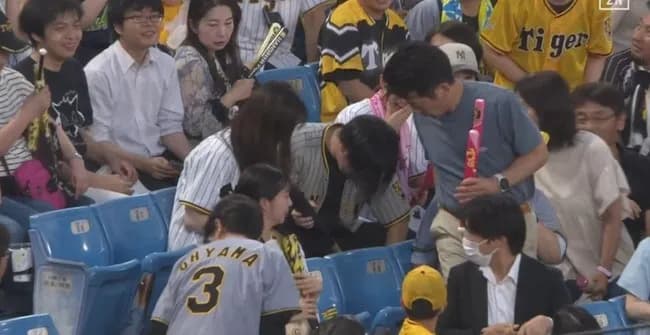 【怖すぎ】神宮、折れたバットが内野席に飛び込む…
