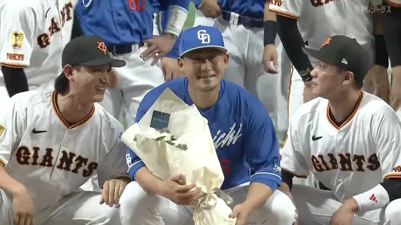 中田翔が現役最後のユニフォーム姿を見せる！中日・巨人のチームメイトの手で6回宙を舞う