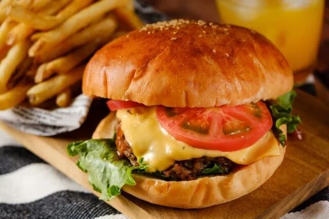 ハンバーガーチェーンを開こうと思う　どうやったら大手に勝てるか教えろ