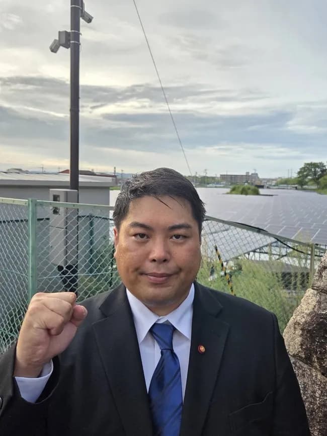 へずまりゅう「奈良の古墳を覆うメガソーラーパネル。 中国製のゴミを設置するな。」6.4万いいね