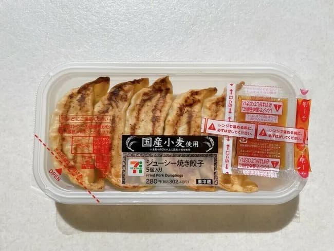 【画像】セブンイレブンの餃子、しっかり5個入りと表記しているのに炎上