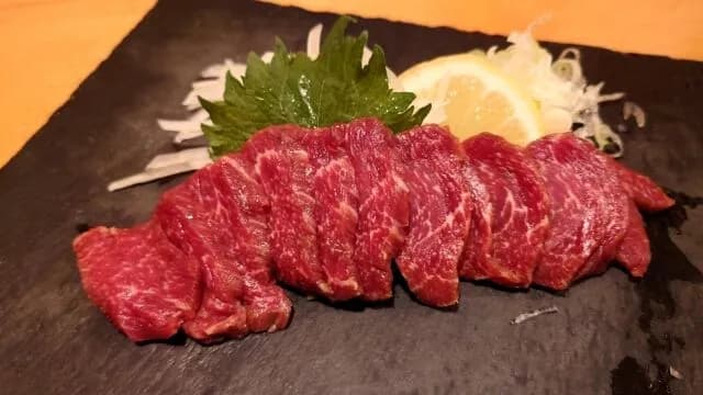 「馬刺し」とかいう、お肉界のダースホースｗｗｗｗｗｗｗ