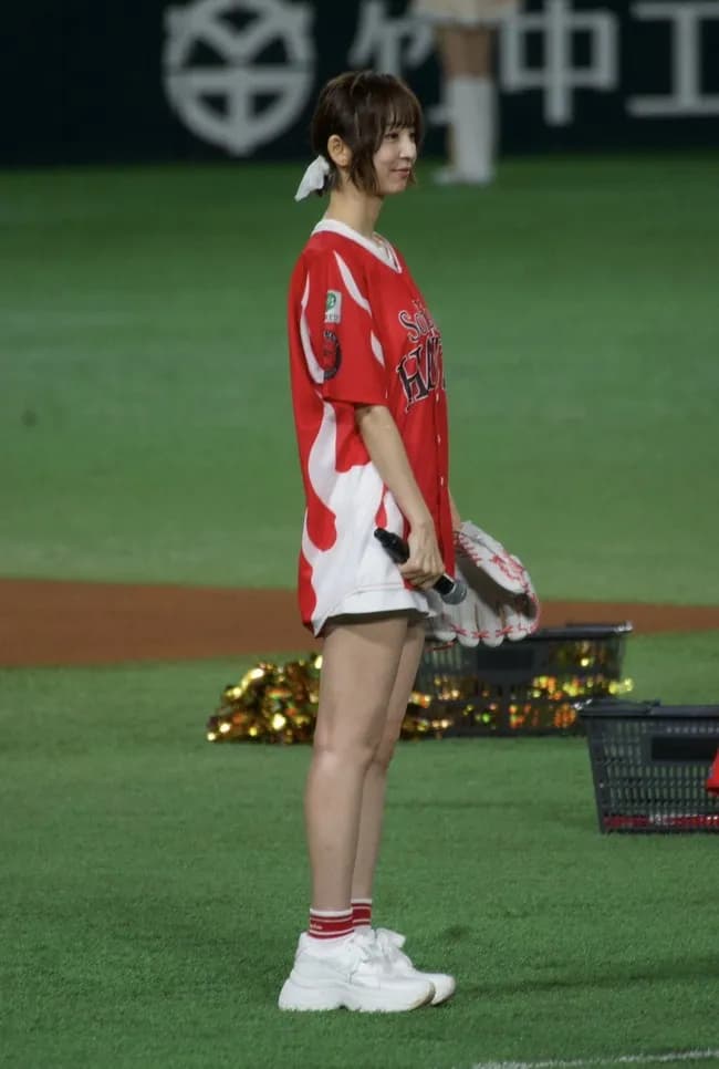 【朗報】篠田麻里子さん(39)ペイペイドームの始球式に短パンで登場