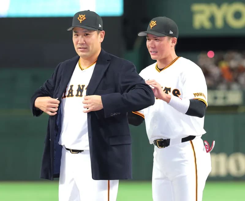 巨人・坂本勇人が田中将大に名球会ブレザーを贈呈