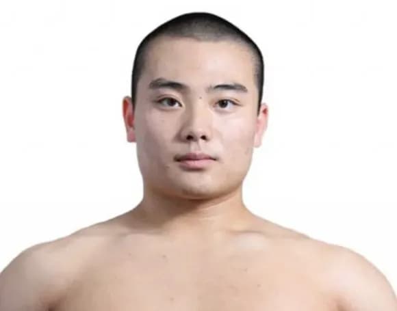【悲報】21歳プロレスラーさん、バスと激突して死亡・・・・・・・・・・・