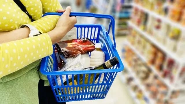 「スーパー」で必ず買うものは？