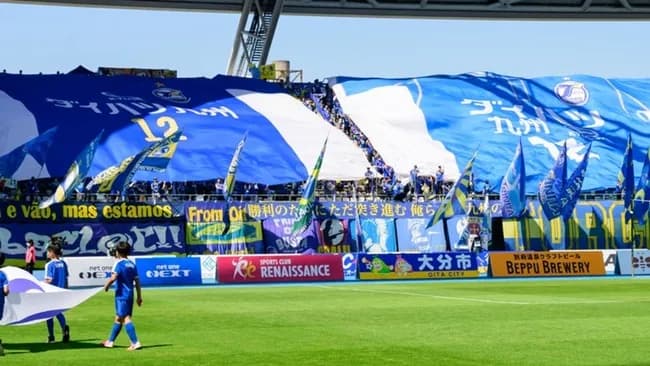 【Jリーグ悲報】J2大分、相手バスの運行妨害でサポ14名を処分。ホーム戦5試合の入場禁止