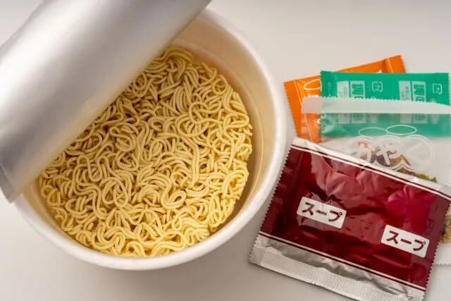 カップ麺「このスープは後入れで蓋の上で温めて！かやくとスープは先入れ！」