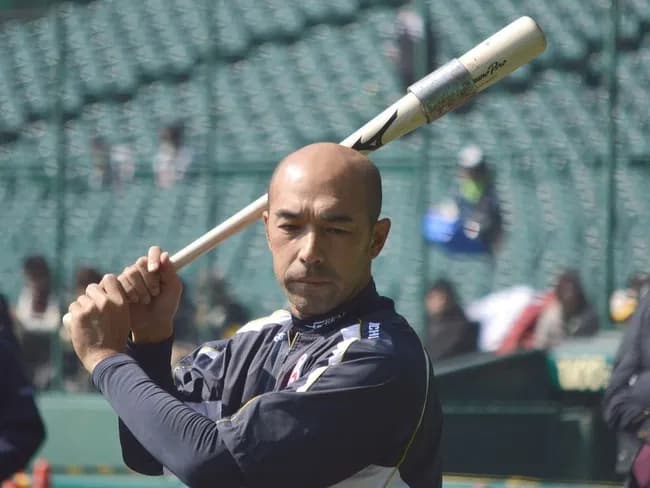 和田一浩（43）引退シーズン　79試合　.298  5本　26点　ops .750　←辞める必要ある？