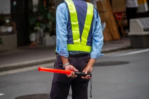 【悲報】「警備業」の倒産が急増「なんで日本は安全なんだよ・・・・・」