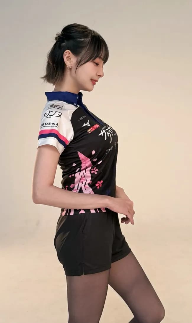 【朗報】岡田紗佳さん(31)「新しいユニフォーム見て～～ん」