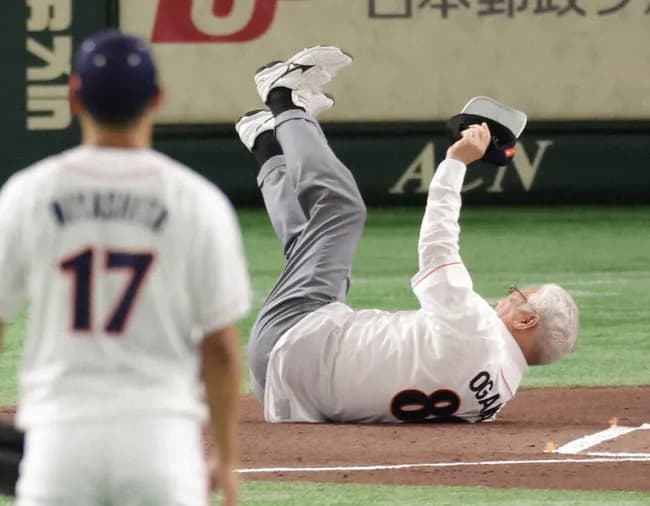 都市対抗の始球式で日立製作所の社長が日立市長にぶち当てる