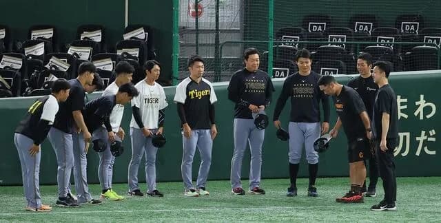 阿部監督が阪神ナインに囲まれる