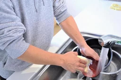 【悲報】日本の既婚男性さん、皿洗い男が多すぎるｗｗｗｗｗｗｗｗｗｗｗｗｗｗｗｗ