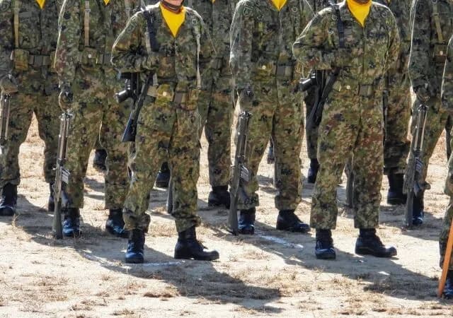 【正論】自衛隊員「武器使用許可もなしにクマと戦わせる気ですか？」