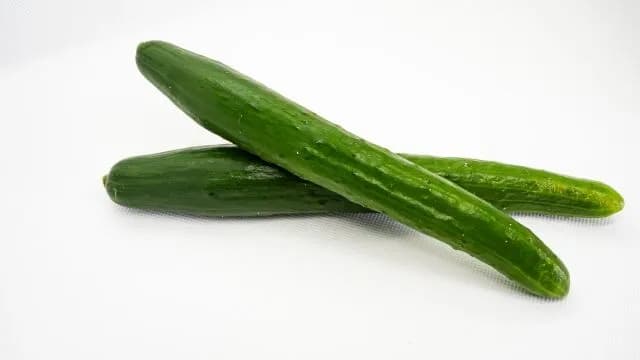 きゅうり←美味くない、栄養ない、形がよくない