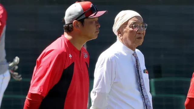カープ松田オーナーが新井監督を激励。シーズン中では異例。巨人長野も駆け寄る