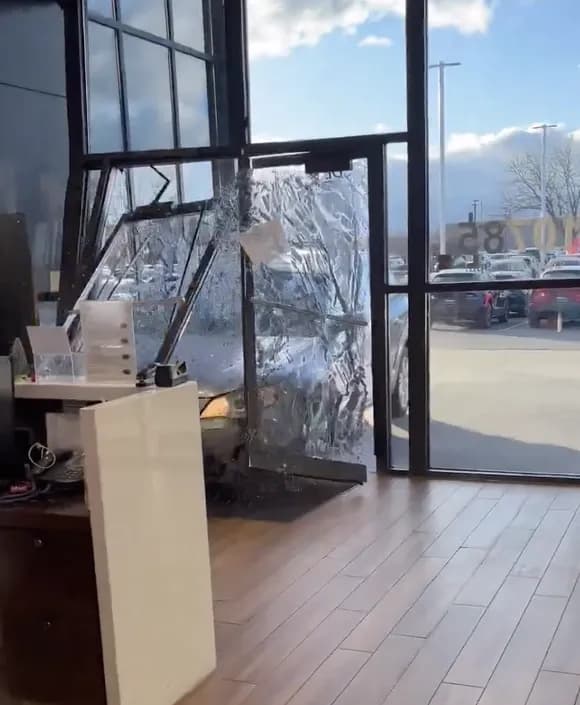 【動画】オッサン「買った車を返品したい」ディーラー「無理っすねw」→車で店舗に突撃ｗｗｗｗｗｗｗｗ