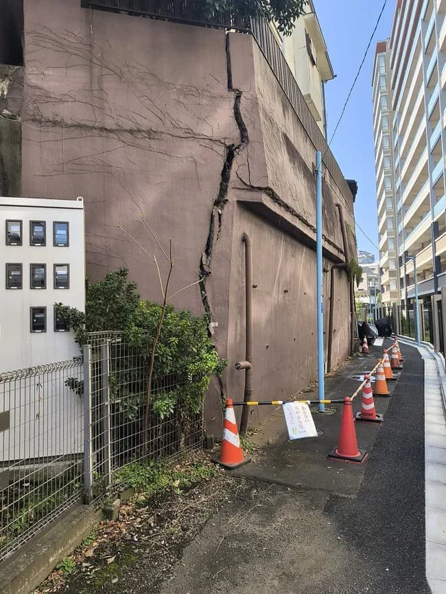【画像】杉並区で倒壊したビルの生前の姿、ギリアウツｗｗｗｗｗｗｗｗｗｗｗｗ