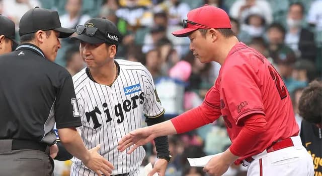 カープ新井監督、今日も阪神藤川監督と〝視線合わせず〟メンバー表交換←異様な雰囲気に両ファン困惑…