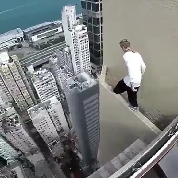 【動画】高層ビルでパルクールする外国人さんｗｗｗｗｗｗ