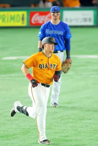 DeNA・オースティン、巨人・岡本和真を誘ってステーキハウスで野球談議