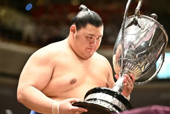 【悲報】大の里さん、師匠・稀勢の里譲りの金星配給マシーンと化してしまう・・・・・・・・・