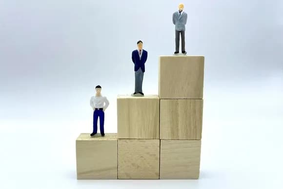 【悲報】上下関係が地獄すぎる6大職業がこちら →「自衛隊」「警察」「整備士」「力士」「ジャニーズ」←あと1つは？