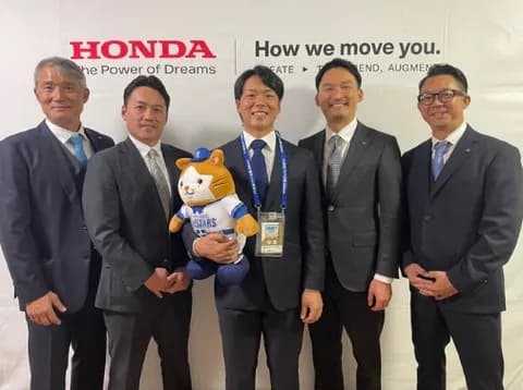 DeNA ドラフト4位・片山皓心投手に指名挨拶　恒例のスターマン人形とともに撮影！