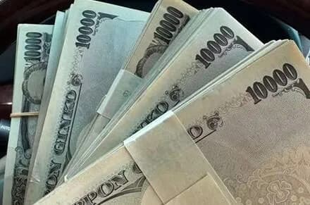 【画像】お金配り美人女性、指でウッカリ正体を表してしまうｗｗｗｗｗ