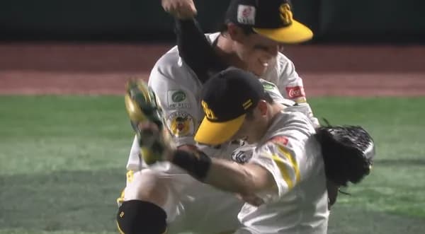 【2-1】ホークス勝利！！周東佑京のウルトラスーパーファインプレーでゲームセット