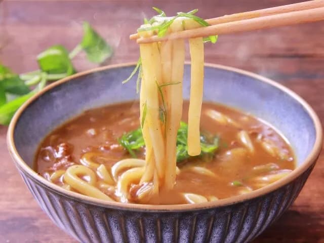 カレー（攻撃力1000）「いくぞっ！」うどん（攻撃力1000）「おう！」