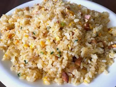 【悲報】お前ら「炒飯は油入れれば入れるほど旨い！米を揚げるんや！」ワイ「わかった！」