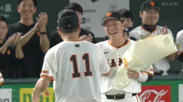 田中将大、ついに200勝達成！ 坂本勇人が花束贈呈「おめでとう！」