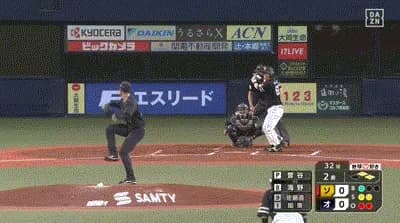 【オリックス対ソフトバンク19回戦】オリ曽谷に折れたバットが直撃　マウンドで転倒…立ち上がれず担架で退場、場内騒然