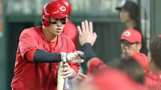 カープ小園、今季10度目猛打賞で首位打者を奪還！最多安打＆打率3割も射程圏